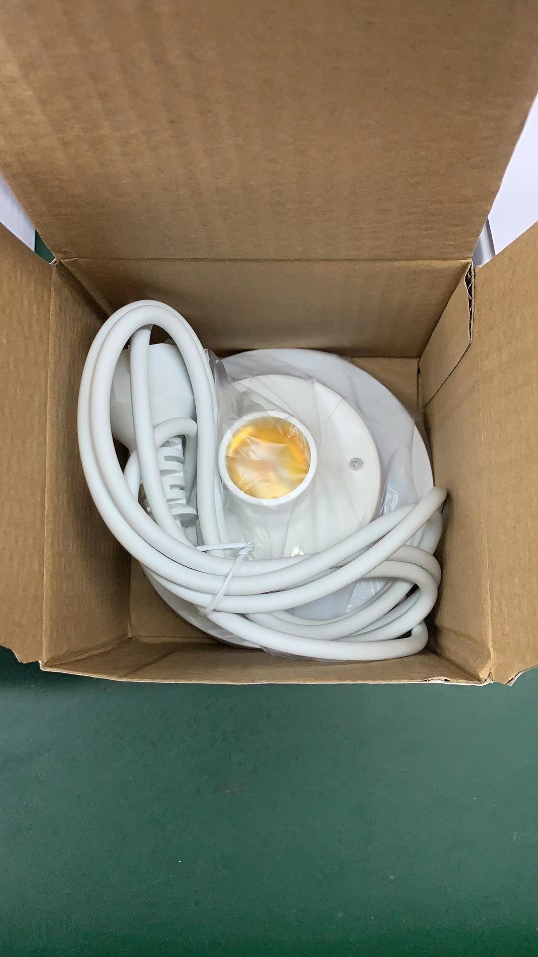 White E27 light base and two-metre EU cable packed in an individual carton